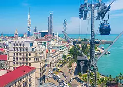 نمای شهر در کرانه دریا و ساختمان ها و تله کابین